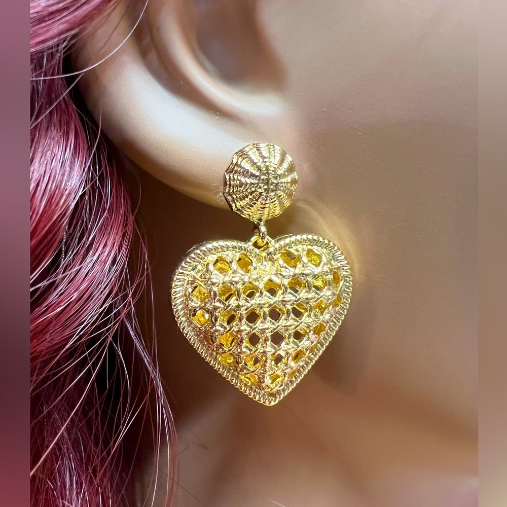 Parker Rose NIB Beautifully Crafted Gold Tone Filigree Heart Drop Earrings J112)